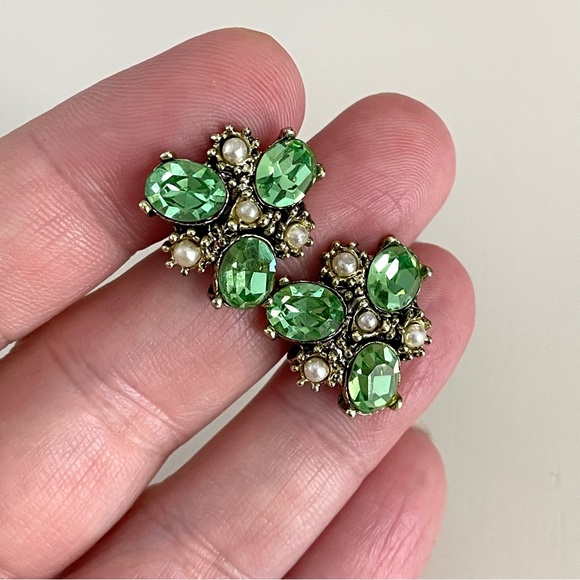 Vintage green glass & faux pearl cluster goldtone screwback earrings GLOWS - Picture 11 of 12